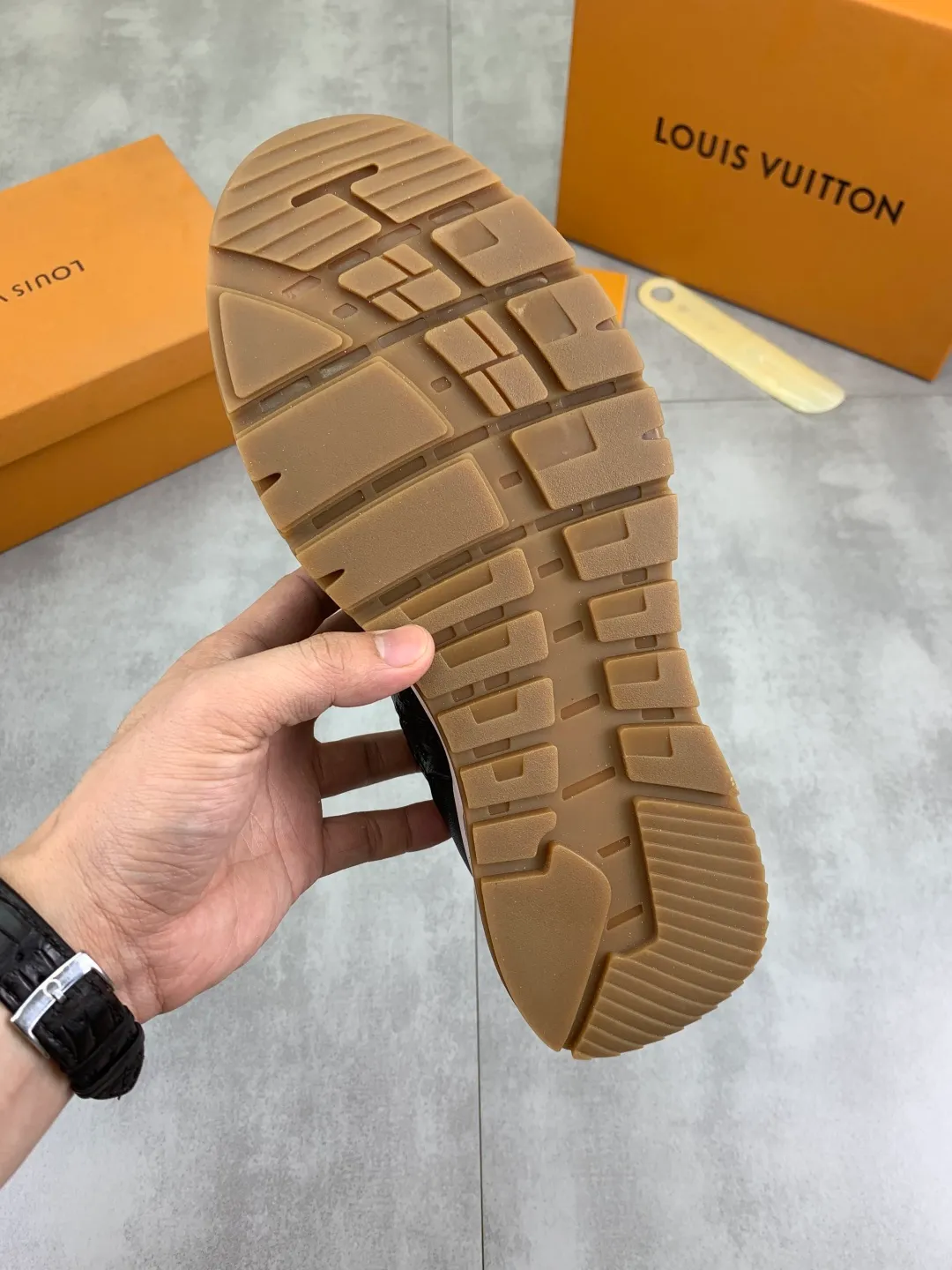Men's Men's Shoes 💰P440💰【New Style】Yangli🆘 💭💭New model launched【LOUlS VUlTTON】Louis Vuitton's new low-top men's shoes, high quality, support inspection! This style comes from Italy with a variety of styles, very energetic and creative, giving people a comfortable and atmospheric visual impact❗Synchronization, the upper is made of silk calfskin with original LV, imported soft sheepskin lining🐑Purely hand-stitched; LV original rubber outsole 2️⃣color options available Size: 38~44